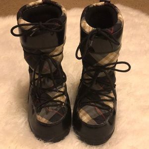 Burberry moon boot